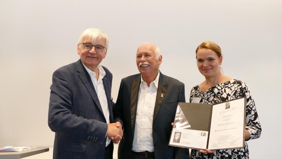 Günther Malisius (Mitte) mit der Geschäftsführerin der Reinhold-Maier-Stiftung, Johanna Hasting, und Jürgen Morlok